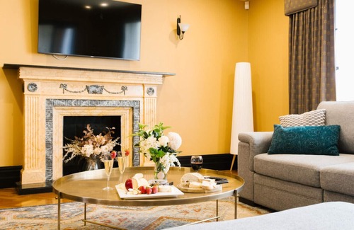 Lockleys House | Spacious Mansion Retreat: Enjoy the Beach & City