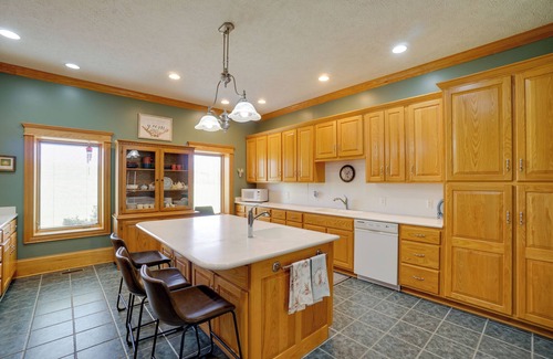 McArthur House | Spacious McArthur Home: Private Hot Tub + Pond!