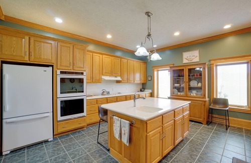 McArthur House | Spacious McArthur Home: Private Hot Tub + Pond!