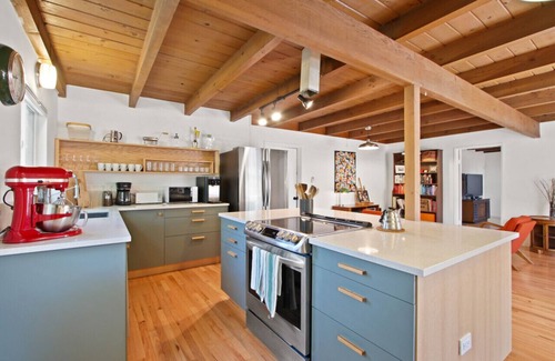Los Angeles House | Spacious Mid-Century Home Near LA Good For Groups: 3 bedrooms with backyard half-court