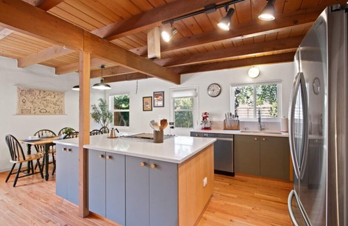 Los Angeles House | Spacious Mid-Century Home Near LA Good For Groups: 3 bedrooms with backyard half-court
