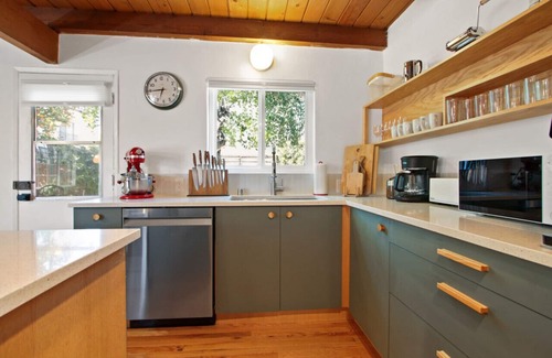 Los Angeles House | Spacious Mid-Century Home Near LA Good For Groups: 3 bedrooms with backyard half-court