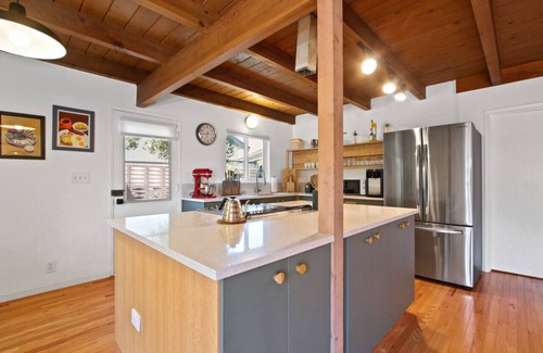 Los Angeles House | Spacious Mid-Century Home Near LA Good For Groups: 3 bedrooms with backyard half-court