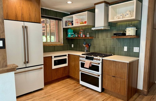 West Highland House | Spacious midmod home 10 min to downtown, Peloton, fire pit, fenced yard