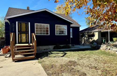 West Highland House | Spacious midmod home 10 min to downtown, Peloton, fire pit, fenced yard