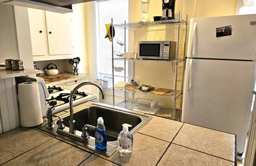 Joslyn Castle Apartment | Spacious Midtown duplex near UNMC, Blackstone, Creighton, 2 bedrooms, 2nd floor
