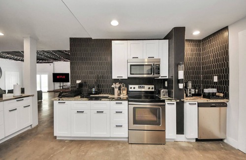Midtown House | Spacious Midtown Home with Yard + Gym + Office + Balcony deck + Ping Pong