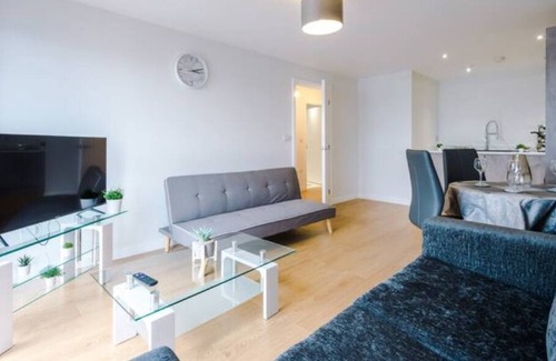 Leeds Apartment | ✰Spacious & Modern 2 Bed Apt, 5 Mins from Leeds!