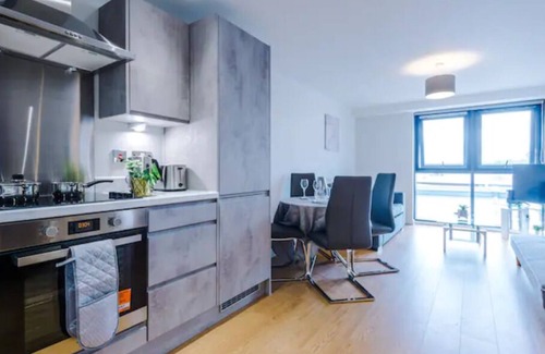 Leeds Apartment | ✰Spacious & Modern 2 Bed Apt, 5 Mins from Leeds!
