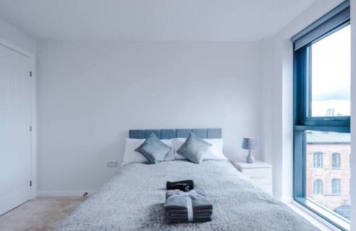 Leeds Apartment | ✰Spacious & Modern 2 Bed Apt, 5 Mins from Leeds!