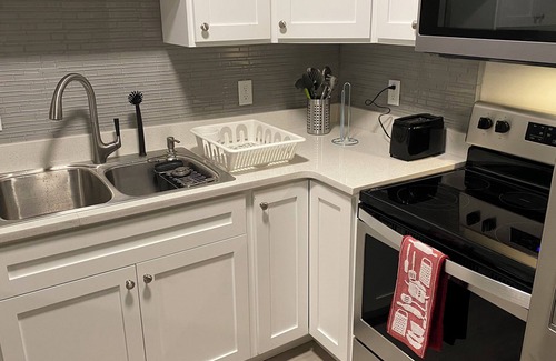 Highland House | Spacious & Modern 2-Bedroom Basement Apartment w/Natural Light & Prime Location