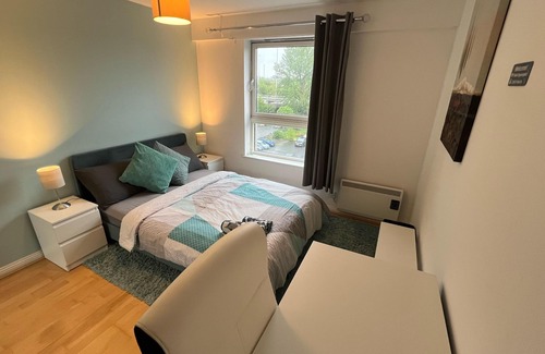 Tradeston Apartment | Spacious Modern 2BR Apartment Near City Center
