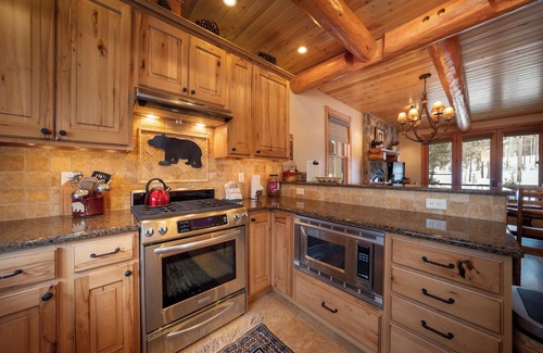 Fraser House | Spacious & modern 3 bedroom, pet friendly in Fraser