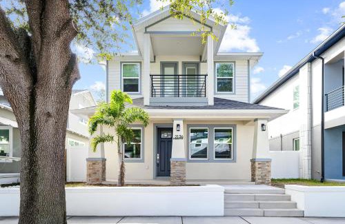 Tampa Villa | Spacious Modern 5-Bedroom House, Close to Downtown Tampa