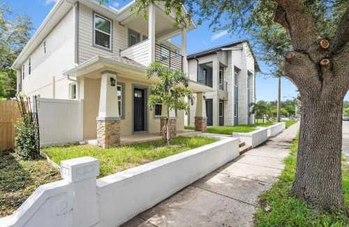 Tampa Villa | Spacious Modern 5-Bedroom House, Close to Downtown Tampa