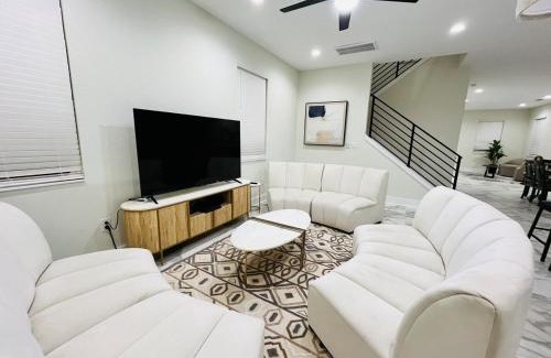 Tampa Villa | Spacious Modern 5-Bedroom House, Close to Downtown Tampa