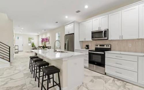 Tampa Villa | Spacious Modern 5-Bedroom House, Close to Downtown Tampa