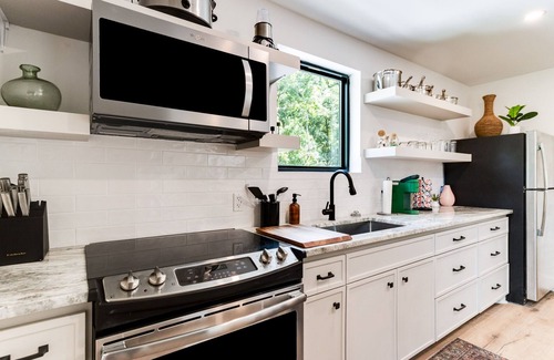 New Iberia Cabin | Spacious & Modern A-Frame w/Hot Tub & Fire Pit near Rip Van Winkle Gardens