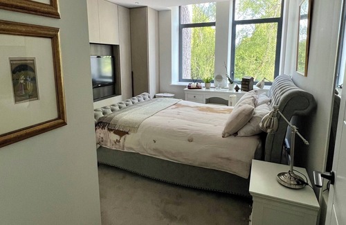 Esher Apartment | Spacious, modern apartment in great location for travel and entertainment!
