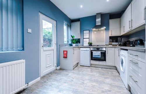 Hoole House | Spacious Modern Chester Home - Great Location