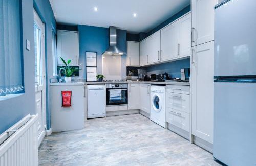 Hoole House | Spacious Modern Chester Home - Great Location