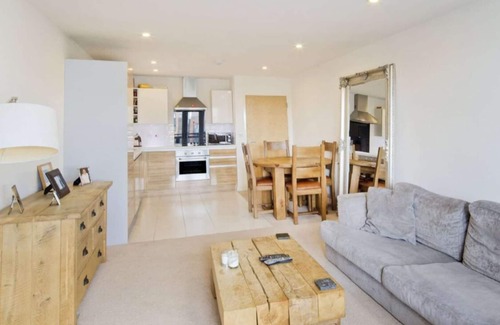 Figge's Marsh Apartment | Spacious, Modern Close to Transport Links