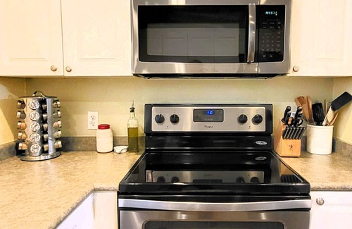 Columbia Way Apartment | Spacious Modern Condo By Columbia Waterfront