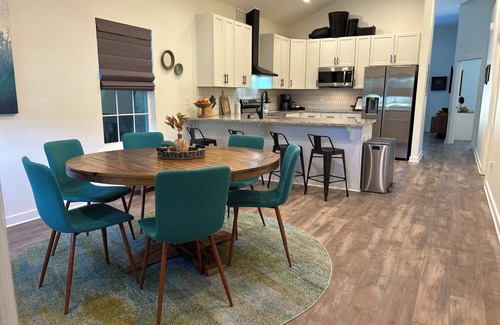 South Pensacola Cottage | Spacious, modern downtown cottage for you, your peeps and pup!
