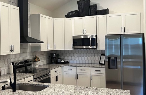 South Pensacola Cottage | Spacious, modern downtown cottage for you, your peeps and pup!
