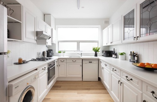Brondesbury Park Apartment | Spacious Modern Family-sized Apartment with Terrace - New Listing