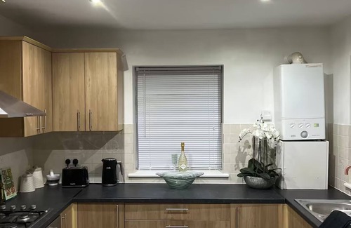 Croham Apartment | Spacious modern apartment in South Croydon