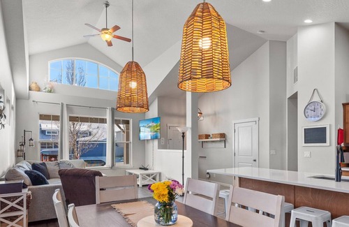 Coeur d'Alene House | Spacious Modern Home—Fire Pit, Basketball Hoop, Pop-A-Shot & Kids' Toys for Family Fun!