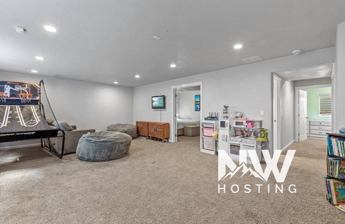 Coeur d'Alene House | Spacious Modern Home—Fire Pit, Basketball Hoop, Pop-A-Shot & Kids' Toys for Family Fun!