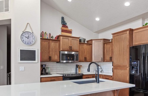 Coeur d'Alene House | Spacious Modern Home—Fire Pit, Basketball Hoop, Pop-A-Shot & Kids' Toys for Family Fun!