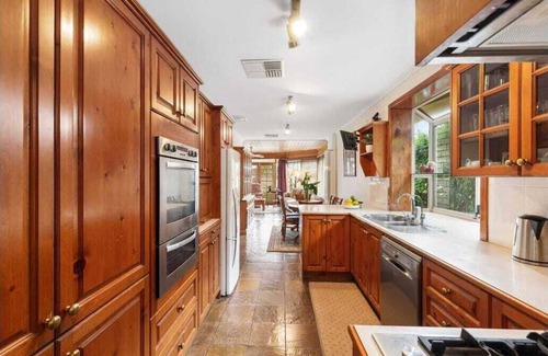 Seaton House | Spacious & Modern Home (800m2) Perfect location between beach and city!