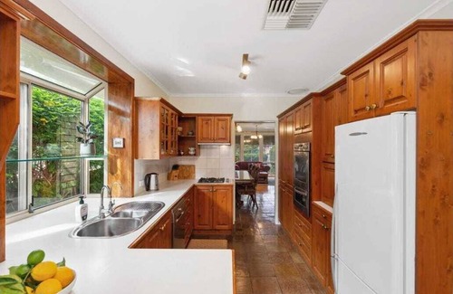 Seaton House | Spacious & Modern Home (800m2) Perfect location between beach and city!