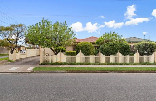 Seaton House | Spacious & Modern Home (800m2) Perfect location between beach and city!