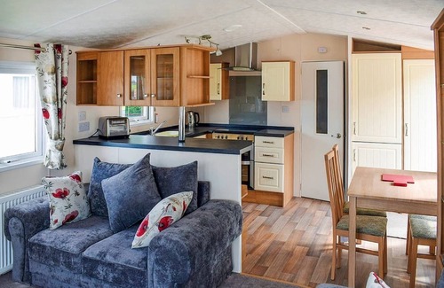 Arnold House | Spacious, modern lodge with two doubles and one twin.