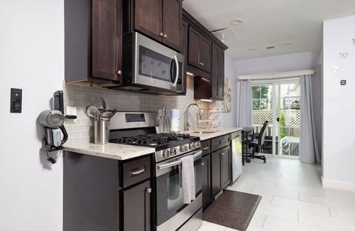 Everett Condo | Spacious Modern Luxury Duplex Near Boston & Cambridge - Free Parking