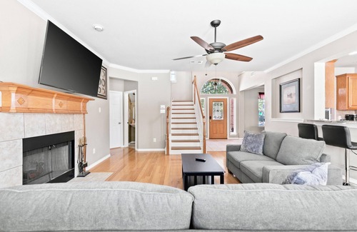 South Arlington House | Spacious & Modern Pool Retreat Near DFW Metroplex!