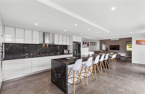 Currimundi House | Spacious, modern, peaceful two-storey family home nestled by Currimundi Lake