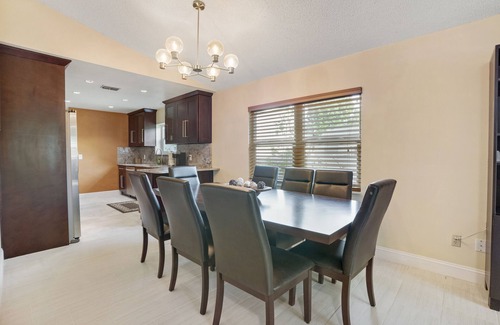 Sun Bay South House | Spacious & Modern - Private Hideaway - Central