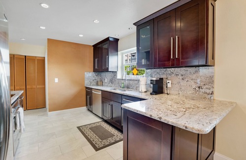Sun Bay South House | Spacious & Modern - Private Hideaway - Central