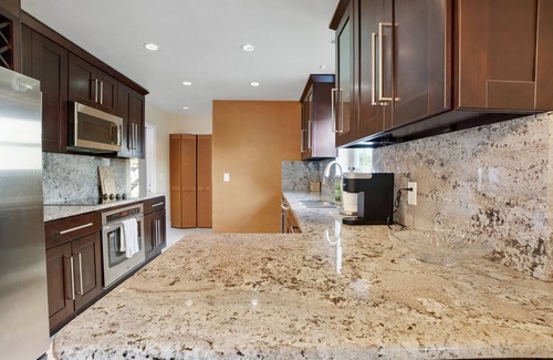 Sun Bay South House | Spacious & Modern - Private Hideaway - Central