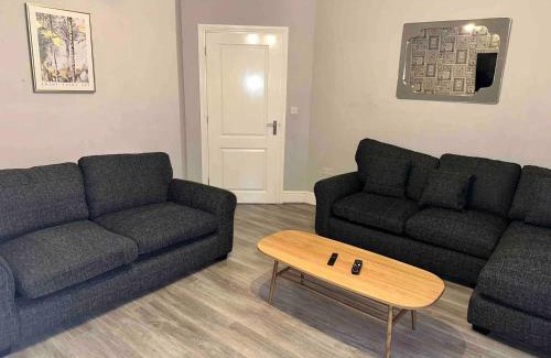 Peterborough House | Spacious & Modern Retreat Garden Free Parking!