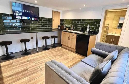 St George's Quarter Apartment | Spacious Modern Retreat Sleeps 11 Liverpool City