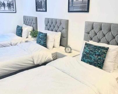 St George's Quarter Apartment | Spacious Modern Retreat Sleeps 11 Liverpool City