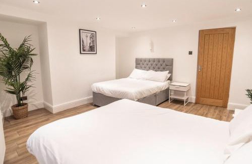 St George's Quarter Apartment | Spacious Modern Retreat Sleeps 11 Liverpool City