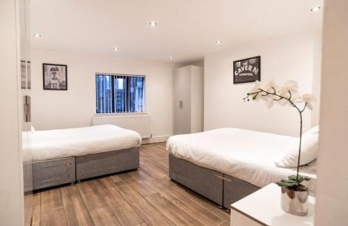 St George's Quarter Apartment | Spacious Modern Retreat Sleeps 11 Liverpool City