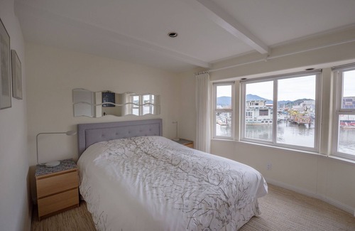 Bay Area Boat Rental | Spacious modern Sausalito Houseboat just minutes from San Francisco.